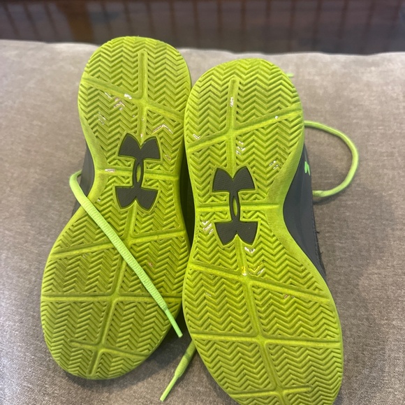 Under Armour kids’/youth athletic shoe - Picture 2 of 4